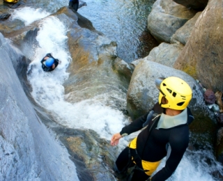  Deslízate por toboganes naturales con In Terra Corsa Canyoning 